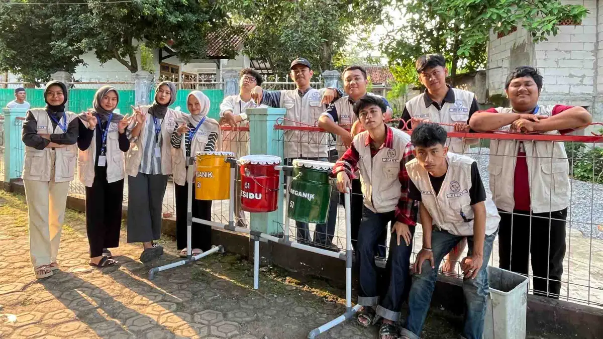 Pemasangan tong sampah terpilah oleh mahasiswa KKN Kelompok 51 NPU.