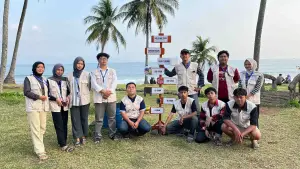 Papan edukasi untuk memilah sampah di Pantai Kumala yang dipasang mahasiswa KKN Kelompok 51 Nusa Putra University (NPU) Sukabumi. (Sumber Foto: Dok. KKN NPU)