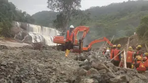 Lokasi meninggalnya Sarno, pekerja harian lepas yang tewas diduga tertimpa batu di area PLTMH Sagaranten Sukabumi. Foto ini beredar di aplikasi perpesanan WhatsApp. (Sumber : Istimewa)