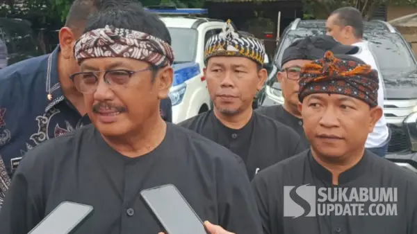KaDPMD dampingi Bupati dan Wabup Sukabumi pada perayaan hari jadi ke 45 Desa Nagrak Selatan (Sumber: sukabumiupdate)