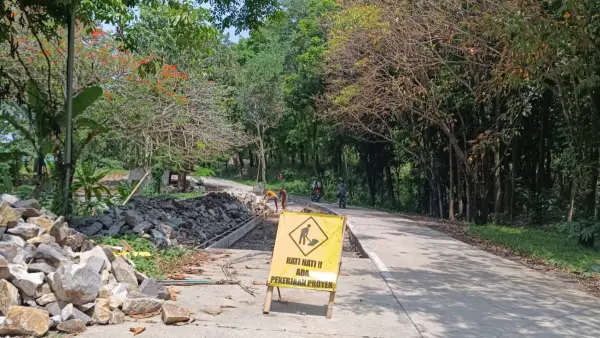 Dinas Pekerjaan Umum (PU) Kabupaten Sukabumi mulai memperbaiki jalan beton yang amblas di Jalan Sudirman, Kecamatan Palabuhanratu. (Sumber: dok pu)