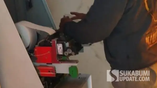 Petugas perbaiki mesin atm BNI yang dirusak pelaku ganjal ATM di Sukabumi (Sumber: dok korban)