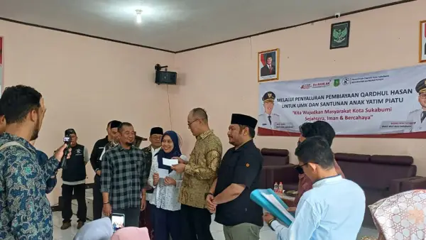 Wali Kota Sukabumi Ayep Zaki saat menyalurkan manfaat wakfa (Qardhul Hasan) bagi 50 pelaku UMK di Kelurahan Gunung Puyuh | Foto : Dokpim