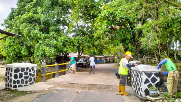 Petugas Dinas PU Kabupaten Sukabumi saat melakukan pekerjaan pemeliharaan rutin jembatan di Ciracap | Foto : UPTD PU Wilayah Ciemas