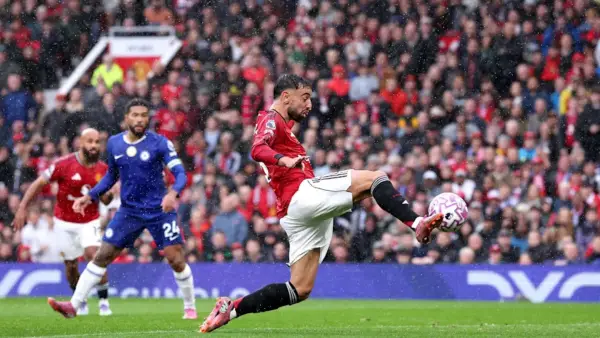 Bruno Fernandes melakukan sontekan manis untuk mencetak gol ke gawang Chelsea setelah meneruskan umpan Patrick Dorgu. (Sumber: web/chelsea.com)