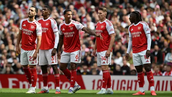 Mikel Merino, Christian Mosquera, Gabriel Magalhaes, Viktor Gyokeres dan Eze bersiap menyambut umpan sepak pojok saat Arsenal menghadapi Nottinham Forrest. (Sumber: Instagram/@arsenal)