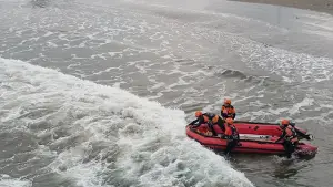 Tim SAR gabungan terus melakukan pencarian wisatawan asal Jakarta Timur yang hilang terseret ombak di Pantai Kebon Kalapa, Cisolok, Sukabumi, Minggu (21/9/2025). (Sumber : Istimewa.).