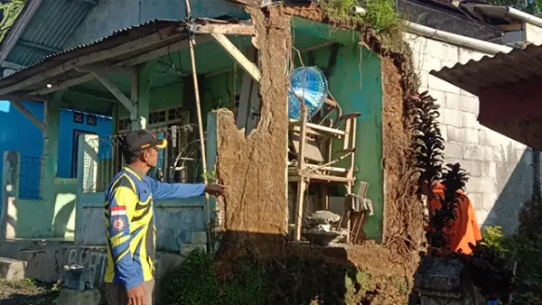 Potret salah satu rumah warga yang terkena dampak gempa susulan M,38 Kabandungan Sukabumi, Minggu (21/09/2025). (Sumber : Dok Tagana Kabandungan).
