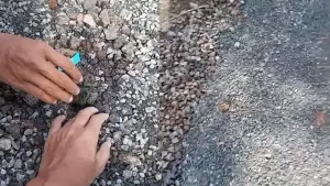Screenshoot video warga yang tengah mengupas aspal jalan di Jampangtengah Sukabumi. (Sumber : Facaebook/@Anggi Angga Dede Lana).
