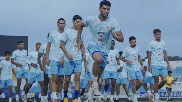 Para pemain Persib Bandung tengah melakukan offcial training sebelum laga menghadapi Arema FC sore nanti.(Sumber: Instagram/@persib)