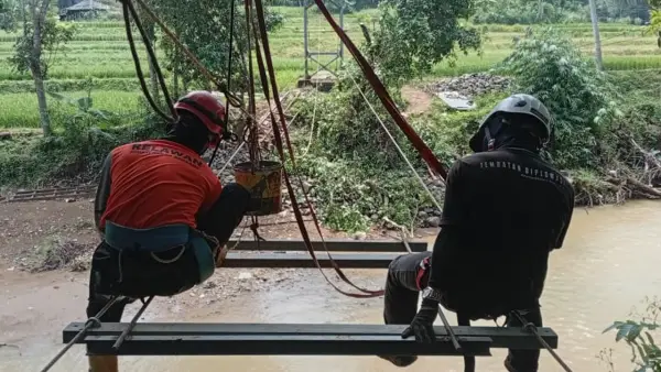 Proses pembangunan jembatan gantung di Desa Tanjung, Kecamatan Jampangtengah, Kabupaten Sukabumi. (Sumber: Dok: Sehati)
