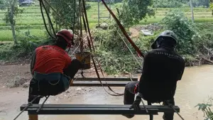 Proses pembangunan jembatan gantung di Desa Tanjung, Kecamatan Jampangtengah, Kabupaten Sukabumi. (Sumber: Dok: Sehati)
