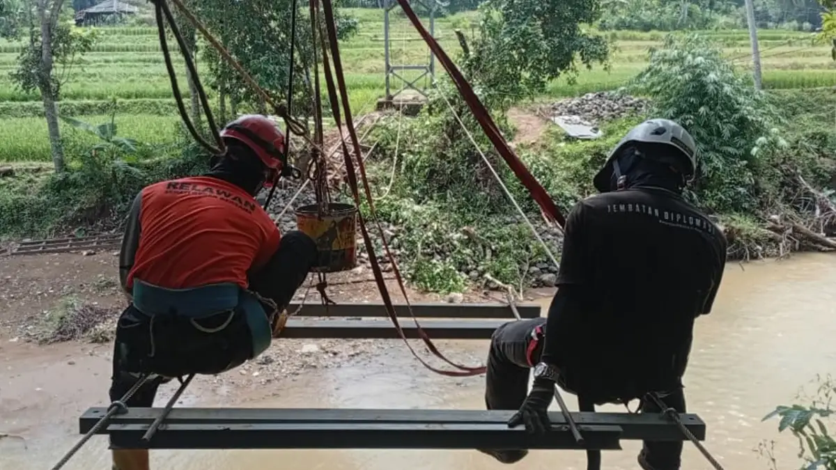 Usai Viral Jenazah Digotong Sebrangi Sungai, Jembatan Sukabumi Dibangun Relawan