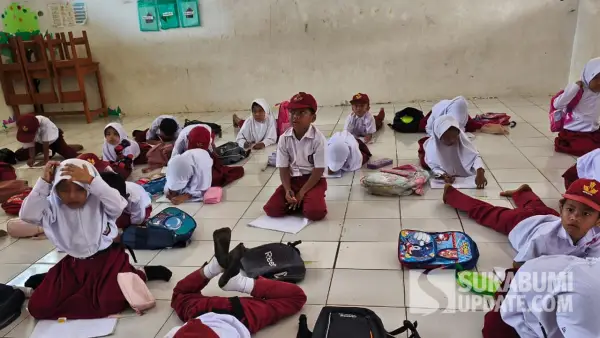 Puluhan siswa SDN Cibitung, Desa Pasirpanjang, Kecamatan Ciracap, Kabupaten Sukabumi terlihat belajang di lantai karena meja dan bangkunya rusak. (Sumber: Dok: Warga)