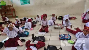 Puluhan siswa SDN Cibitung, Desa Pasirpanjang, Kecamatan Ciracap, Kabupaten Sukabumi terlihat belajang di lantai karena meja dan bangkunya rusak. (Sumber: Dok: Warga)
