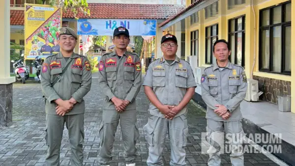 Anggota Satpol PP Kabupaten Sukabumi melaksanakan pengamanan di Aula Setda pada Senin (22/9/2025). (Sumber: SU/Ilyas Supendi)
