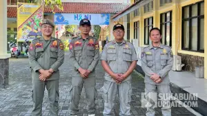 Anggota Satpol PP Kabupaten Sukabumi melaksanakan pengamanan di Aula Setda pada Senin (22/9/2025). (Sumber: SU/Ilyas Supendi)