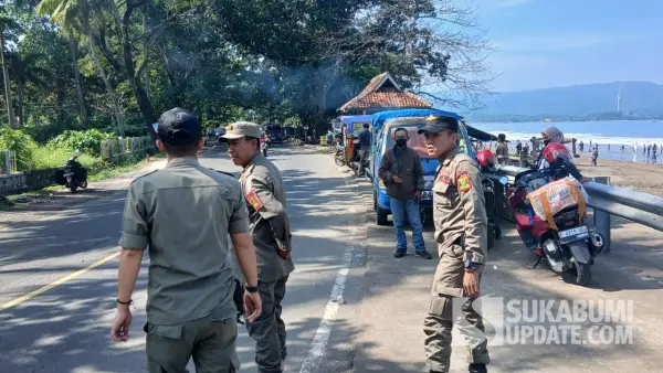 Anggota Satpol PP Kabupaten Sukabumi melakukan pantorli “Senin Tertib”. (Sumber: Dok: Satpol PP)