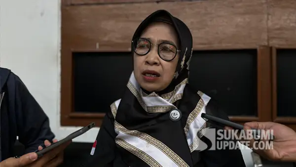 Jejen Nurjanah, Ketua SBMI Sukabumi saat diwawancarai Sukabumiupdate.com di Polres Sukabumi Kota. (Sumber : Turangga Sukabumiupdate.com).