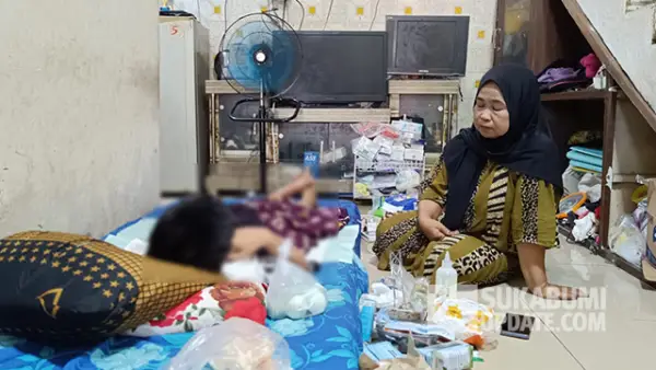 Ninis (19), alami luka bakar usai tersengat listrik Kabel PLN dan  pada Minggu (15/6/2025) malam. (Sumber : SU/Ilyas).