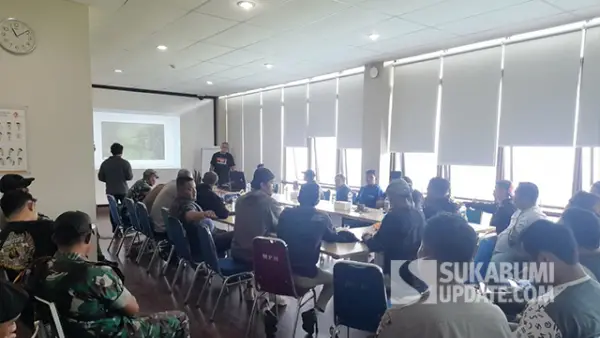 Sejumlah warga datangi kantor PT Star Energy di Sukabumi, sampaikan keluhan terkait gempa dan kepedulian sosial, Senin (22/09/2025).. (Sumber : SU/Ibnu Sanubari).