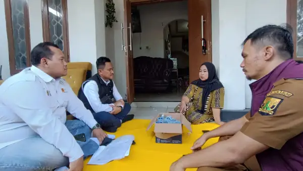 PT PLN (Persero) Unit Layanan Pelanggan (ULP) Palabuhanratu, saat mengunjungi rumah Ninis (19) yang alami luka bakar karena tersengat kabel listrik. (Sumber : PLN).