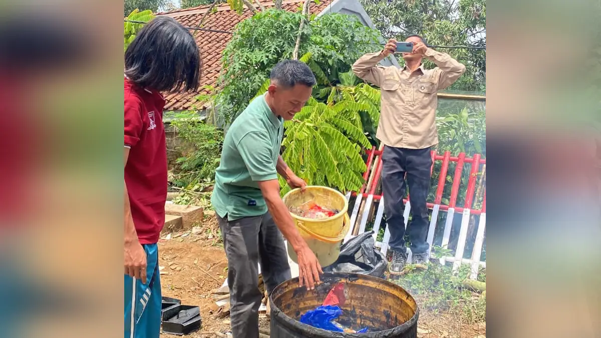 Ubah sampah plastik jadi paving block, KKN kelompok 76 Universitas Nusa Putra di Desa Wanajaya Cisolok