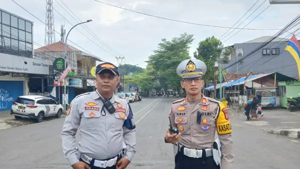 Kasat Lantas Polres Sukabumi, AKP Arif Saepul (kanan) dan petugas Disub Kabupaten Sukabumi. | Foto : Istimewa