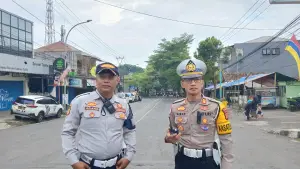 Kasat Lantas Polres Sukabumi, AKP Arif Saepul (kanan) dan petugas Disub Kabupaten Sukabumi. | Foto : Istimewa