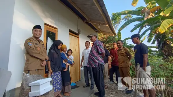 Bupati Sukabumi Asep Japar saat meresmikan langsung rumah baru Iis (43 tahun), seorang ibu di Desa Citepus, Kecamatan Palabuhanratu | Foto : Ilyas Supendi