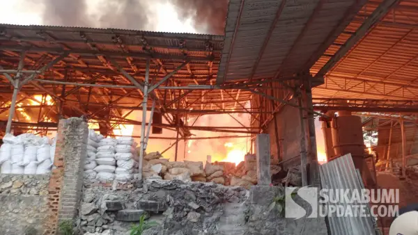 Kondisi Pabrik pengolahan batu kapur di Desa Cibatu, Kecamatan Cikembar, Kabupaten Sukabumi yang terbakar pada Selasa (23/9/2025). (Sumber: Dok: Warga)