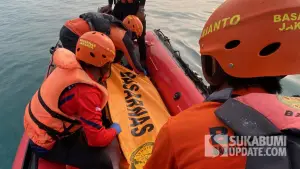 Jasad wisatawan asal Jakarta Timur saat dievakuasi oleh Tim SAR di pantai Cimaja, Kecamatan Cikakak, Kabupaten Sukabumi pada Selasa (23/9/2025) (Sumber: Dok Tim SAR)