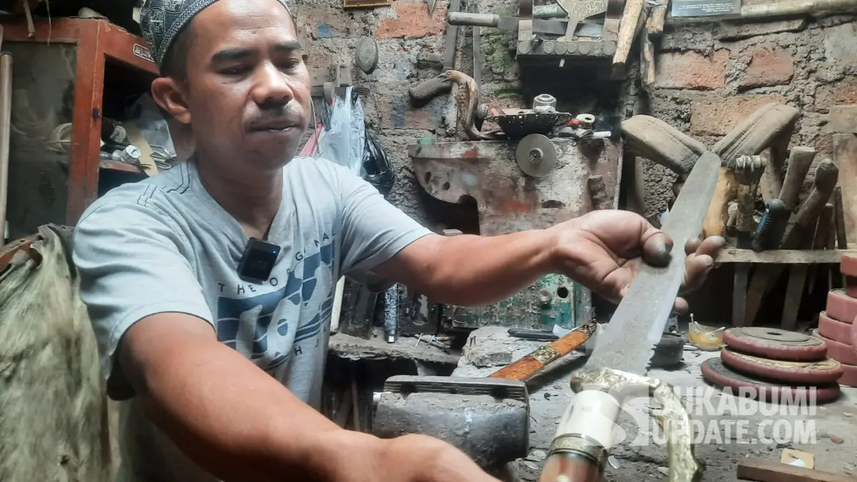 Geliat Seni Bilah Tajam Sukabumi: Kiblat Perajin Golok Cibatu di Era Digital
