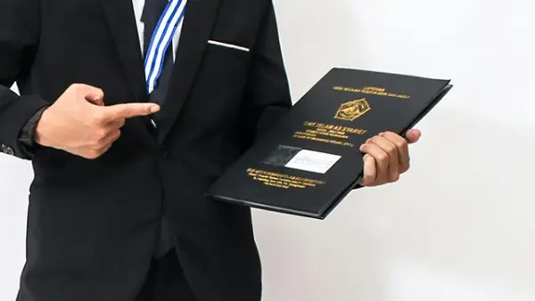 Ilustrasi Ijazah - Kemnaker menegaskan setiap pekerja berhak mendapatkan kesempatan kerja tanpa diskriminasi. (Sumber : Pexels.com/@Parid Nurhikmah07).