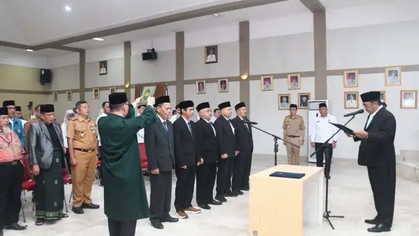 Bupati Sukabumi Asep Japar saat melantik 5 pimpinan Baznas Kabupaten Sukabumi di aula Setda, Senin (22/9/2025) | Foto : Dokpim