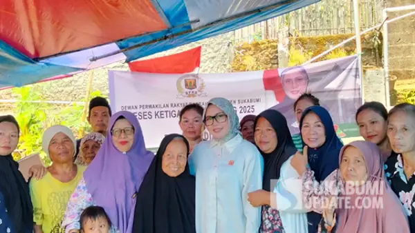 Anggota DPRD Kabupaten Sukabumi, Dilla Nurdian saat menggelar reses di Desa Citepus, Kampung Citepus Pam, Kecamatan Palabuhanratu, pada Selasa (23/9/2025). (Sumber : SU/Ilyas).