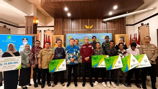 Wali Kota Sukabumi, Ayep Zaki dan jajaran BPJS Ketenagakerjaan dalam kegiatan peluncuran program perlindungan jaminan sosial ketenagakerjaan bagi pekerja rentan. Selasa (23/9/2025). (Sumber : BPJS/Dokpim).