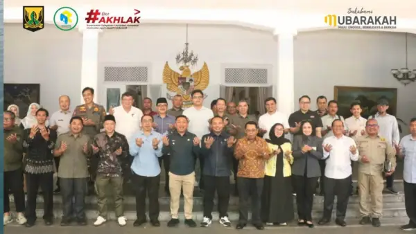 Jajaran Pemkab Sukabumi dan Komisi I DPRD Jabar usai pembahasan pemekaran Kabupaten Sukabumi di Pendopo, Selasa (23/9/2025) | Foto : Dokpim