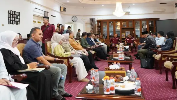 Wali Kota Sukabumi Ayep Zaki saat menerima kunjungan kerja Komisi I DPRD Jabar di Balai Kota | Foto : Dokpim