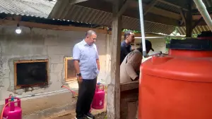 Kombes Nasriadi dari Bareskrim Polri saat memeriksa darpur SPPG di Cidolog Kabupaten Sukabumi | Foto : Dok. Warga