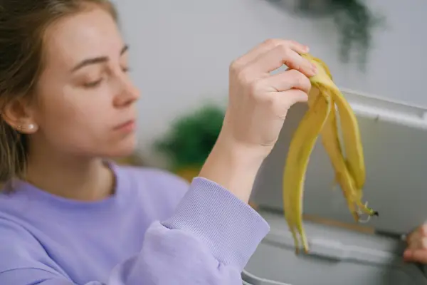 Ilustrasi manfaat kulit pisang untuk wajah (Sumber: pexels.com/@SHVETS production)
