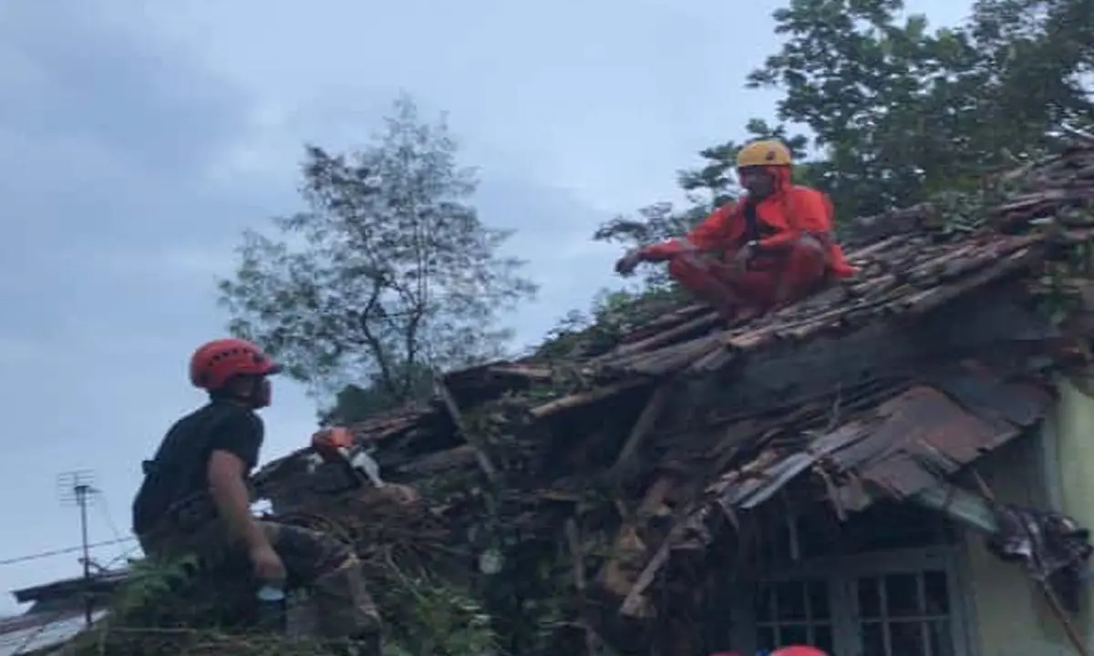 Hujan Disertai Angin Terjang Sukabumi Utara, Belasan Rumah hingga Ponpes Rusak