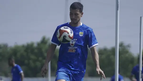 Pemain Persib Bandung, Thom Haye melakukan persiapan jelang laga menghadapi Persita Tangerang, Sabtu nanti. (Sumber: Instagram/@persib)