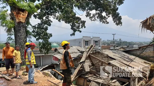 Pohon besar tumbang timpa sejumlah bangunan di Kampung Ciutara RT 02/01, Desa Nyangkowek, Kecamatan Cicurug, Kabupaten Sukabumi, pada Selasa (23/9/2025). (Sumber : SU/Ibnu Sanubari).