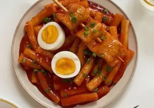 Tampilan Tteokbokki  Rice Paper dengan odeng dan telur rebus sebagai pelengkap (Sumber : X/@eatsimple_x)
