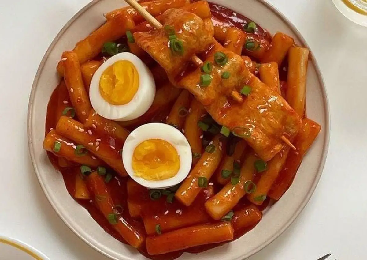 Resep Tteokbokki Rice Paper ala Korea Simple, Kenyal, dan Bikin Nagih