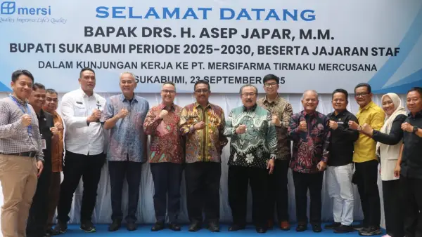 Bupati Sukabumi, Asep Japar, saat kunjungan kerja di PT. Mersifarma Tirmaku Mercusana yang berlokasi di Kecamatan Cikembar, Selasa (23/9/2025) | Foto : Dokpim