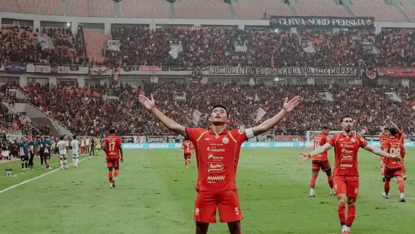 Aksi kapten Persija Rizky Ridho Ramdani saat melakukan sebelebrasi ke arah The Jack Mania. (Sumber: Instagram/@rizkyridhoramadhani)