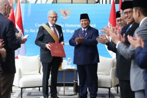 Presiden Republik Indonesia, Prabowo Subianto, menganugerahkan penghargaan Order of Distinguished Stars – Bintang Jasa Utama kepada tokoh filantropi dunia sekaligus pendiri Gates Foundation, Bill Gates (Sumber:presidenri.go.id)
