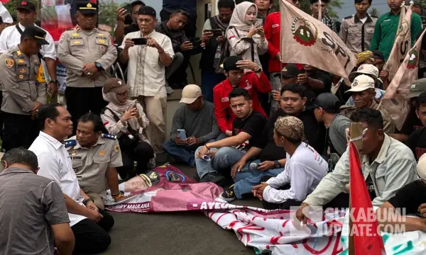 Kepala ATR/BPN Kanupaten Sukabumi, Wendi Ismawan saat berdialog dengan massa aksi | Foto : Turangga Anom